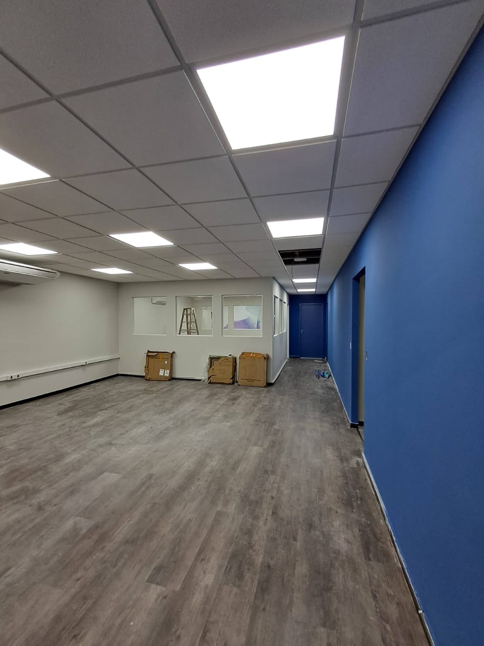 Transformação de ambiente, paredes de drywall e forro modular.